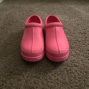 Tasman X Clogs in Dragonfruit.
